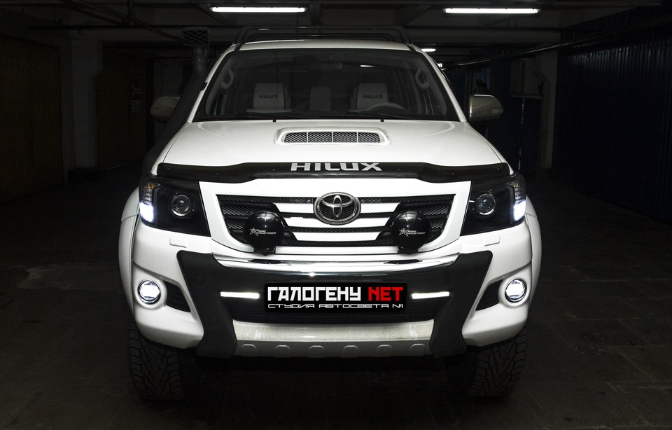 Toyota Hilux — установка биксенона Hella 4 Intemo, покраска фар в ...
