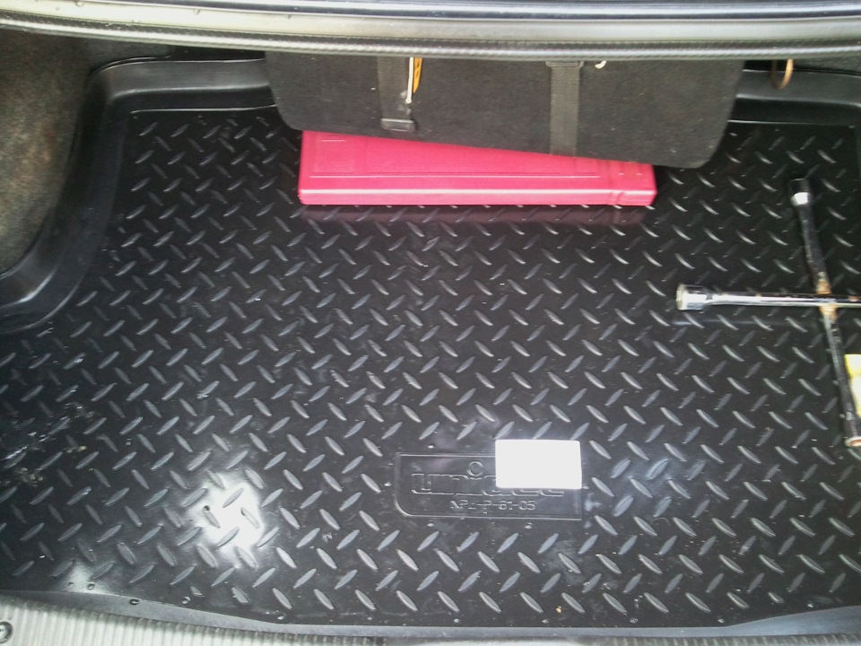 Любимой на 8 марта))) Коврик в багажник! ну и нового масла в МКПП ...