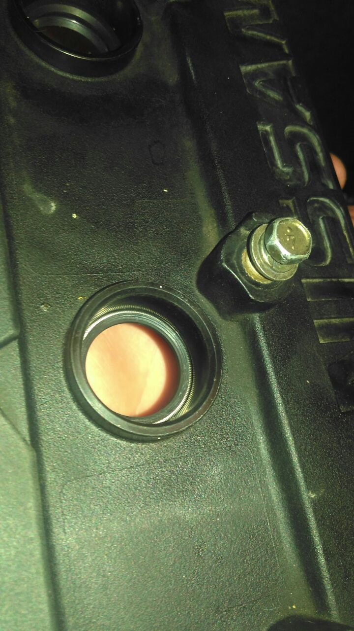 так выглядит после замены, фото делал когда другу помогал с его крышкой — Nissan Primera (P12)