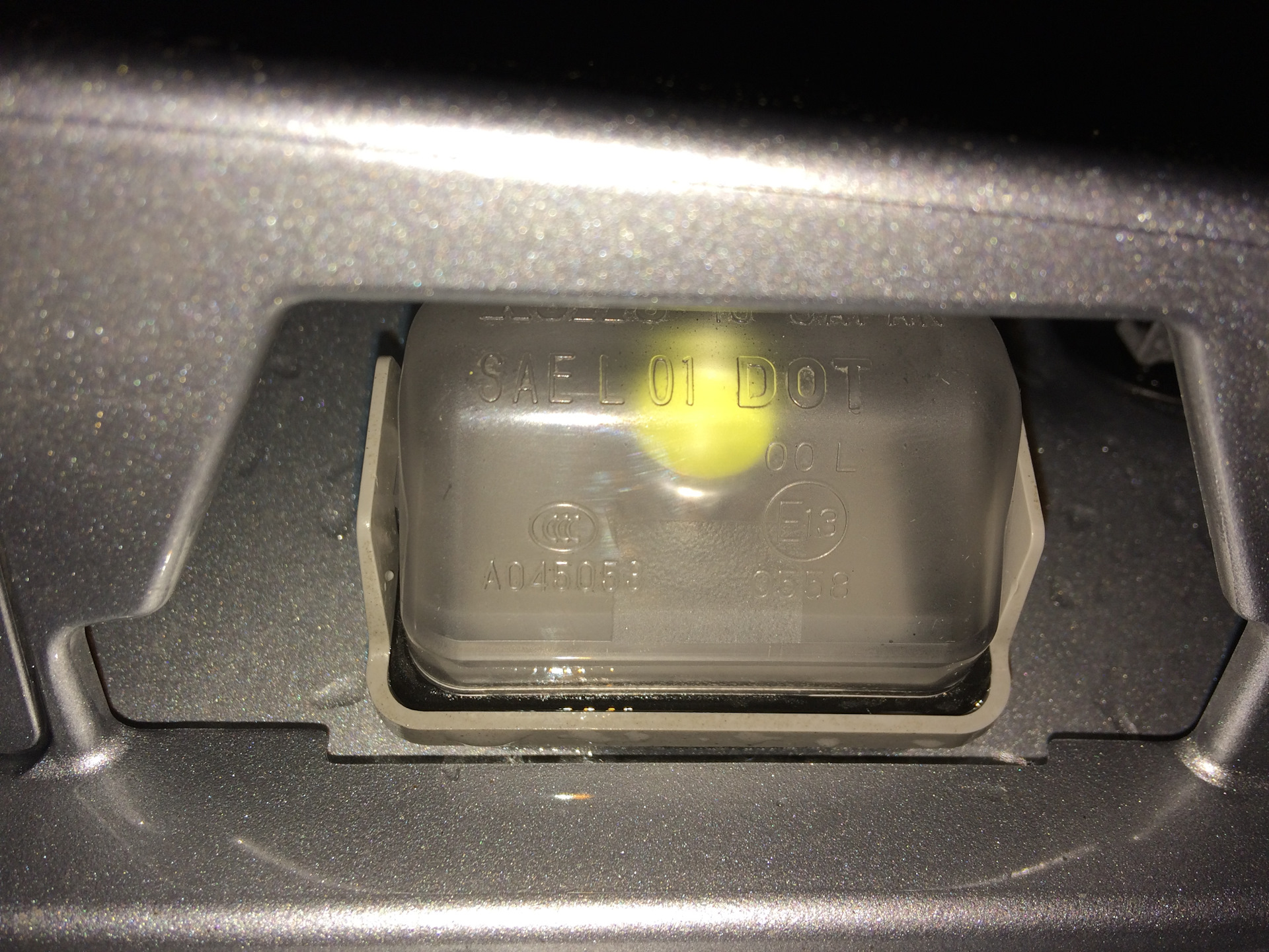 Подсветка мазда сх5. Плафон подсветки Мазда сх5 2014. Mazda CX-5 подсветка номера. Мазда cx5 2012 лампа подсветки номера. Лампа подсветки номера Мазда сх5.