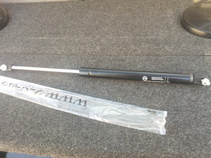 Поменял старые стойки на крышке багажника. — Lada 2114, 1,5 л, 2004 ...