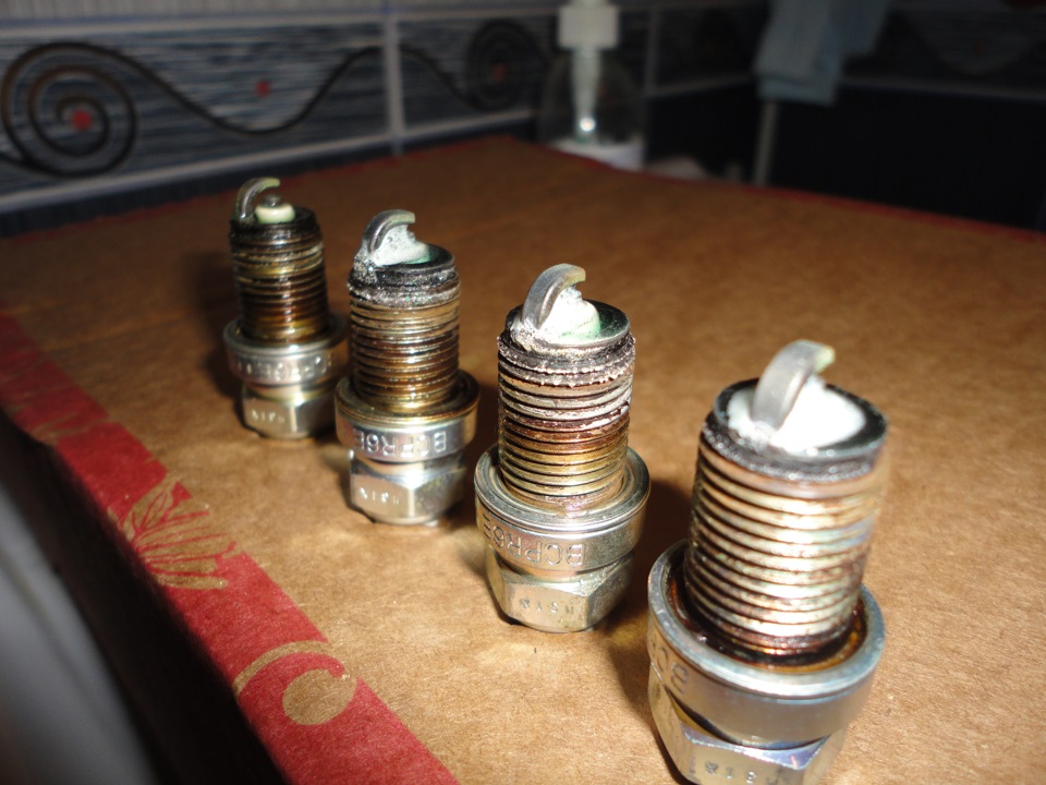 Чистим свечи. NGK №11 — Lada Приора седан, 1,6 л, 2010 года | своими ...