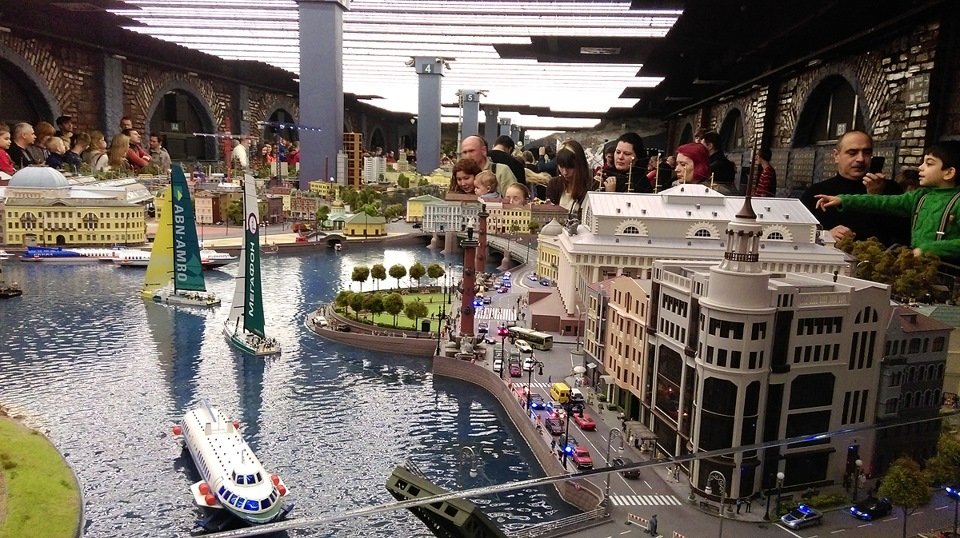 Модели и моделирование в информатике 9 класс схема. Каких моделей не бывает. Макет не существует. Макет не существует. 3d макет жилого комплекса.