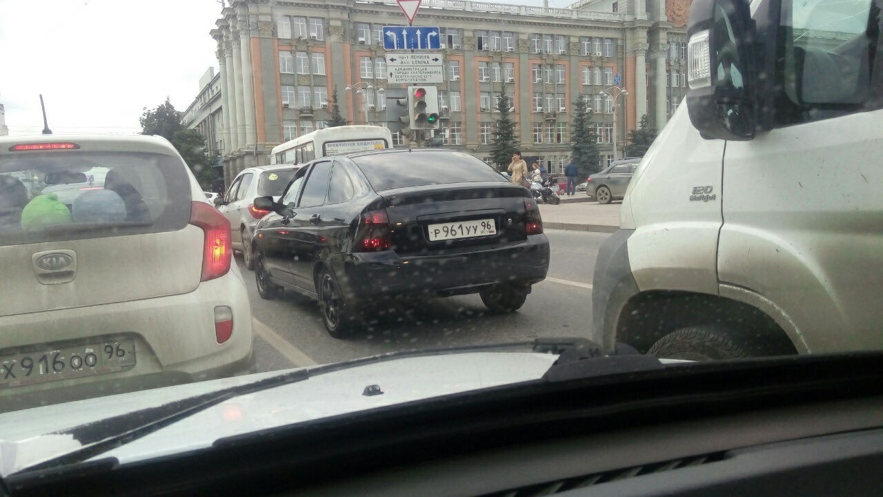 Lada Приора хэтчбек 1.6 бензиновый 2011 | 