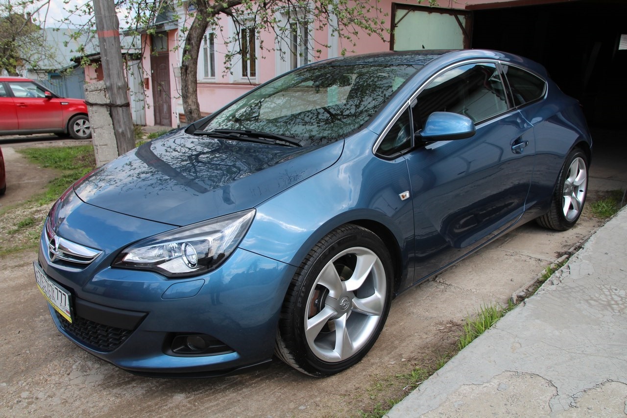 Opel Astra j GTC голубая