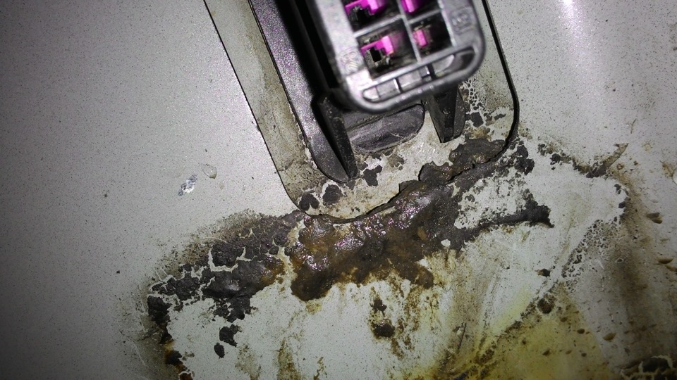 Следы под разъемом — Volkswagen Passat Variant (B6)