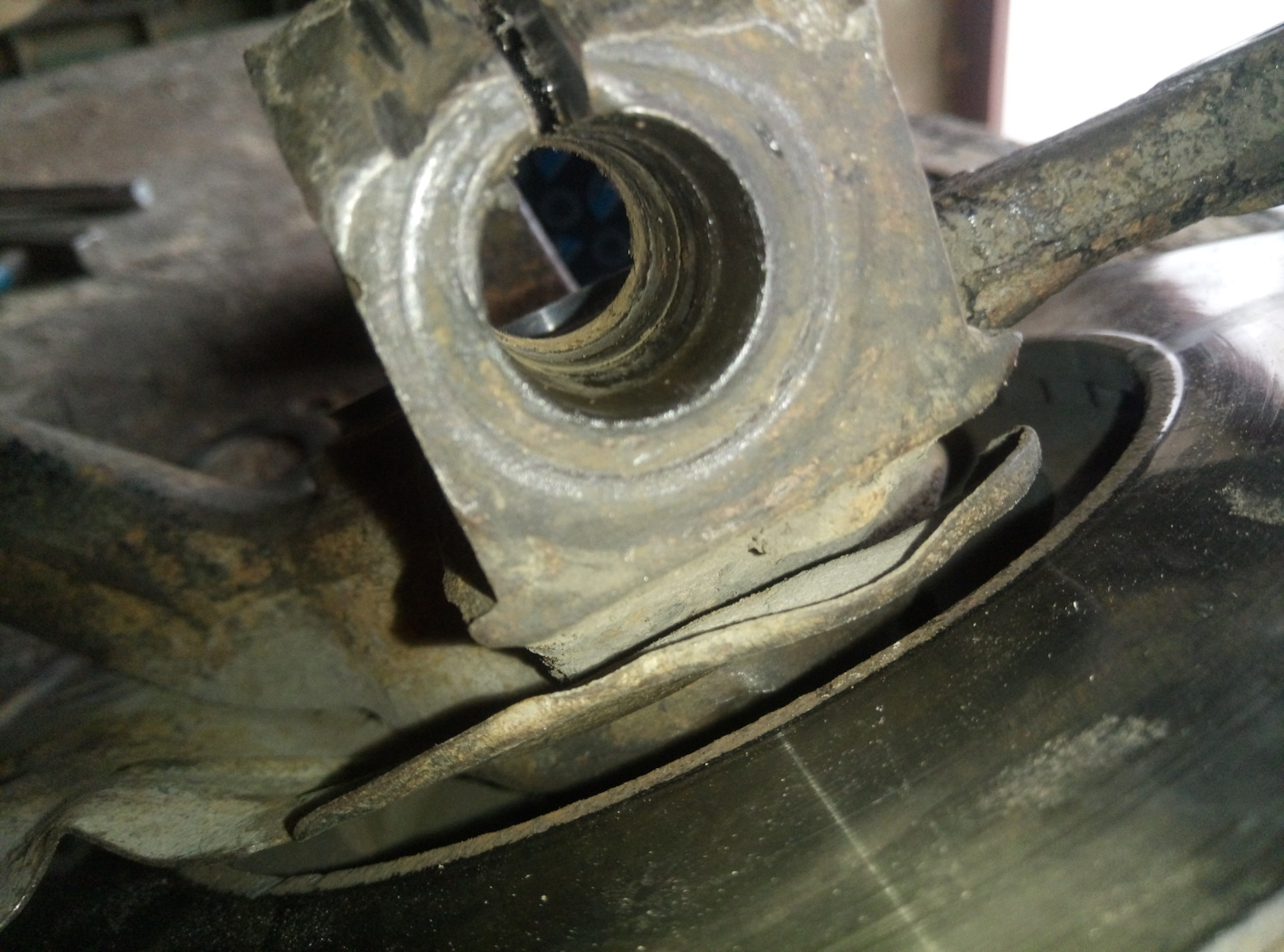 |Замена левого ступичного подшипника, ревизия рычага, восстановление ...