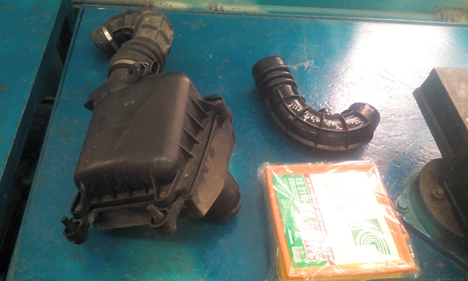 Замена воздушного фильтра и патрубка — Lada 21113, 1,5 л, 2001 года ...