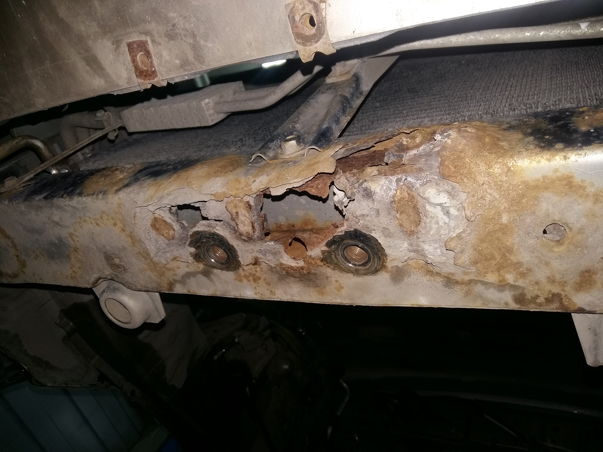 Сгнила рама пежо 308. Сгнил телевизор. Сжег телевизор. Сломанный телевизор. Разбитый кинескоп.