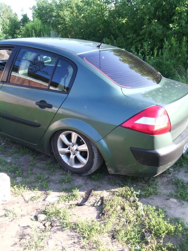 Рено меган 2 седан диски. Рено Меган 2 седан зеленые. Renault Megane 2 занижение. Меган 2 занижение. Занижение Рено Меган 2.