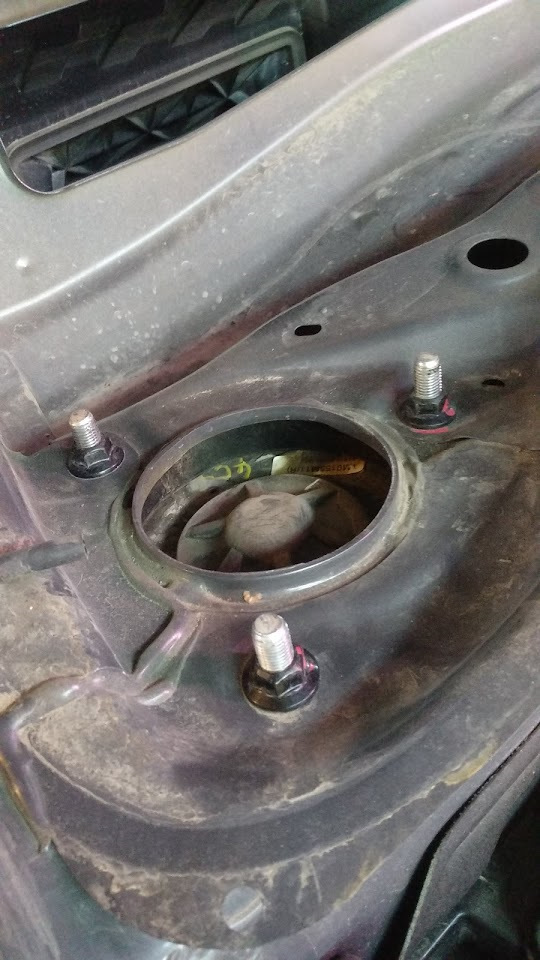 06. Przód: od góry (kielich) odkręć nakrętki górnego mocowania kolumny i wyjmij kolumnę z auta. — Hyundai Santa Fe TM