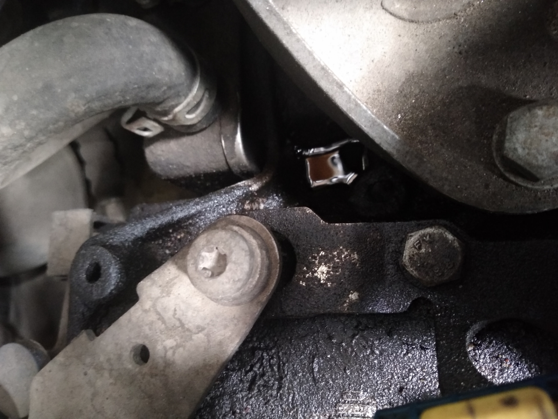 Протечка водопроводной трубы. Течёт вода из бачка в унитаз. Нексия днище топливные трубки. Лей течь. Прорвало водопровод.