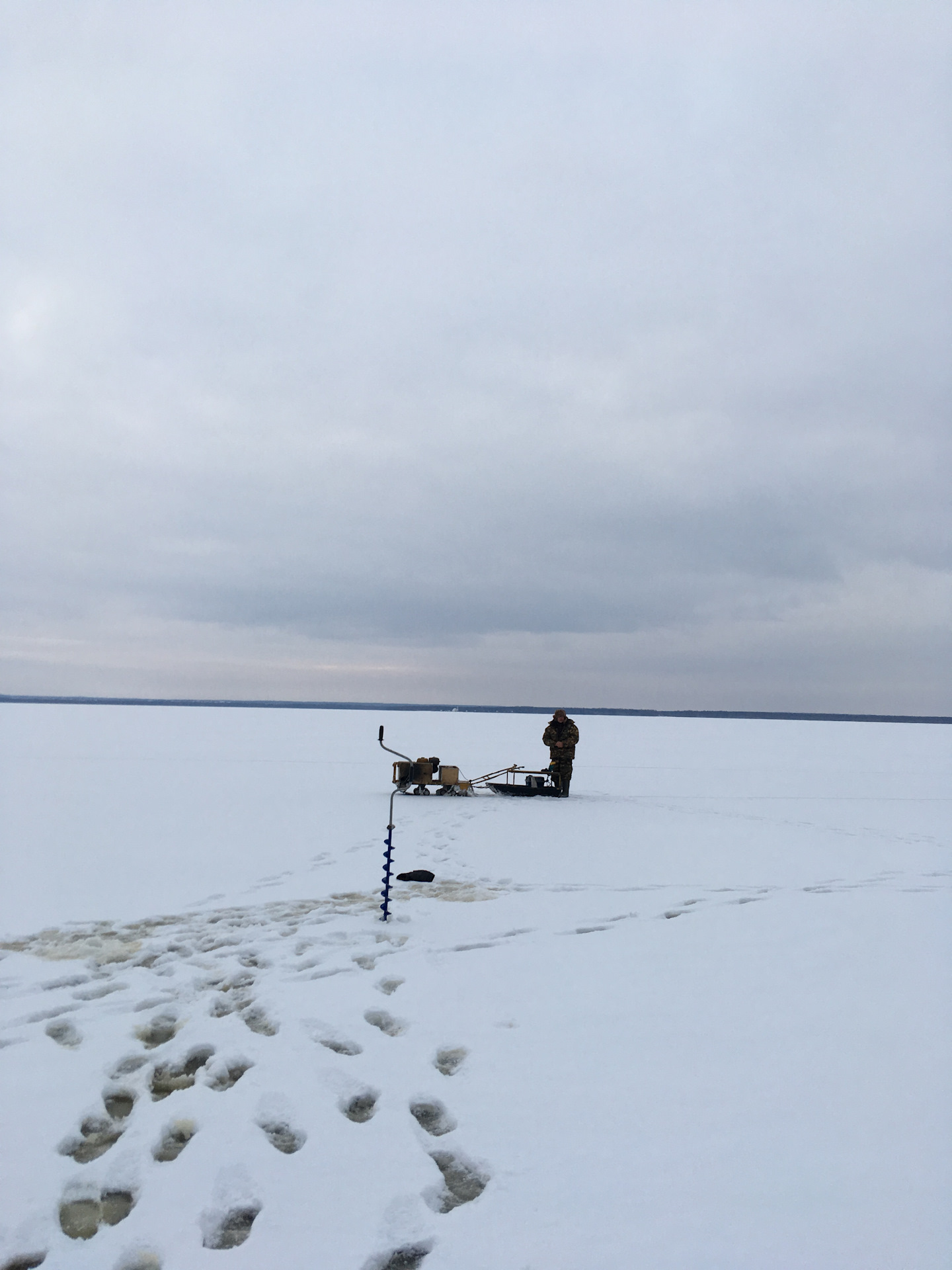 Погода кубенское озеро. Кубенское озеро рыбалка. Кубенское озеро Вологда зима. Рыбалка в Вологде Кубенское озеро. Усть Кубенское зимнее.