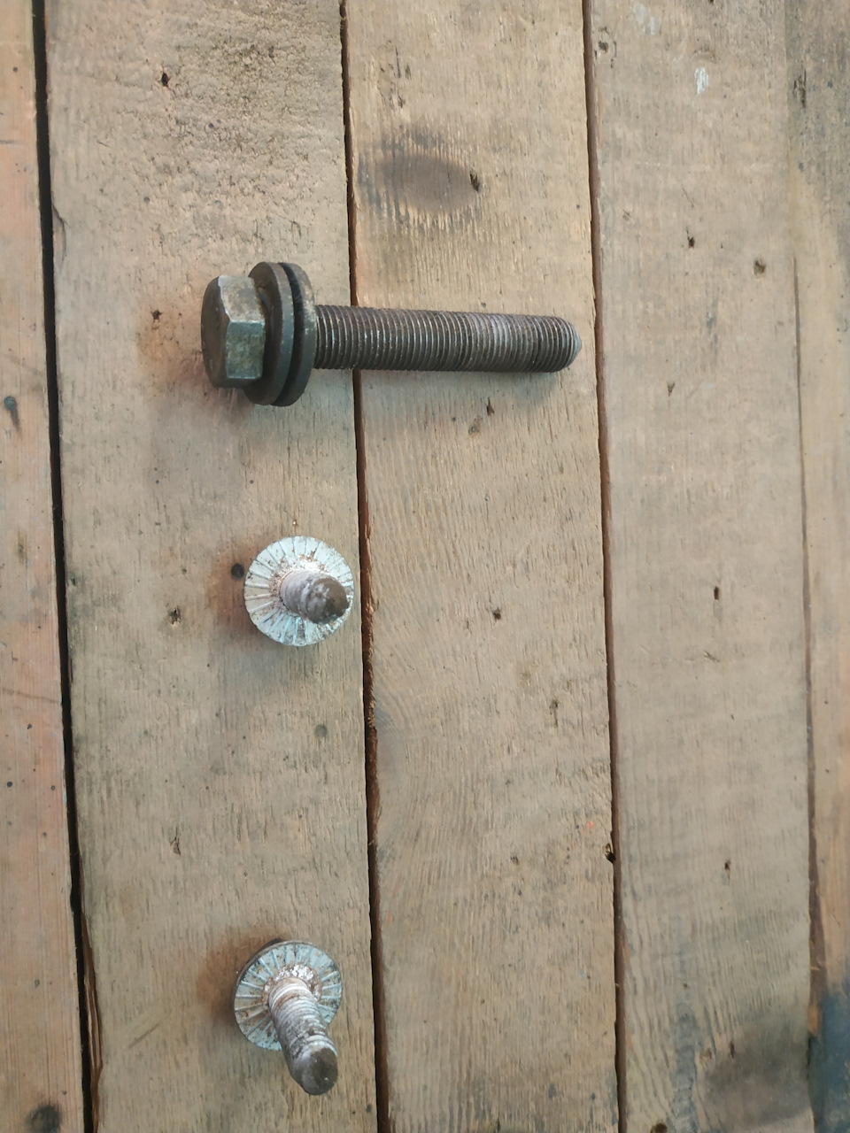 Болт крепления амортизатора задней двери