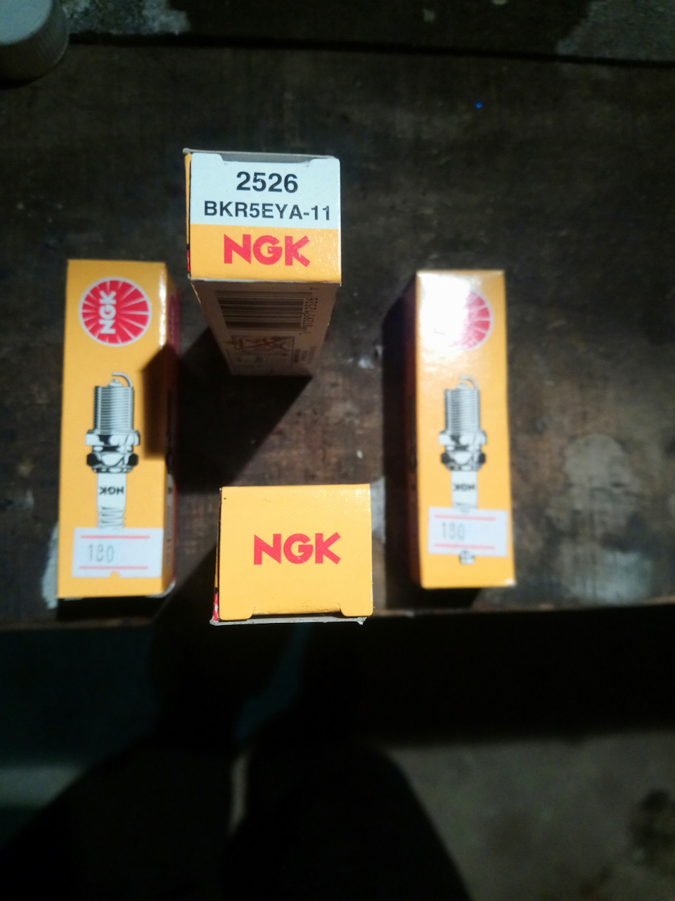 Свечки — Toyota Corona (T190). Запчасти на фото: BKR5EYA11