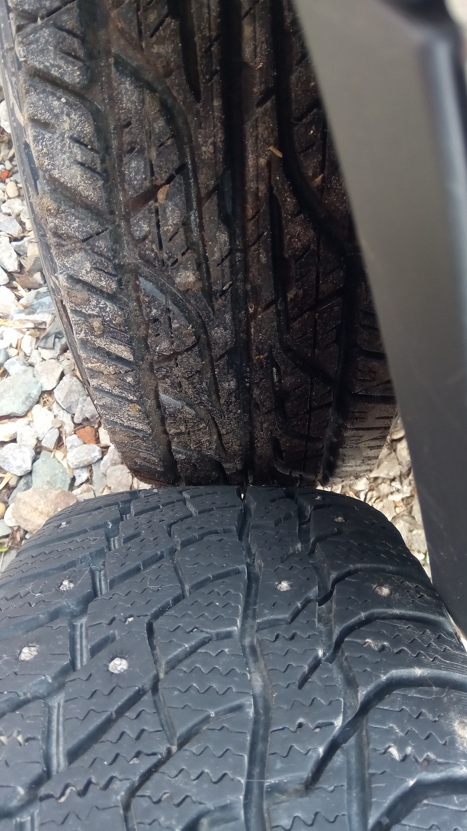 215 70 r16 на шеви ниву. bAAAAgNafeA 960. 215 70 r16 на шеви ниву фото. 215 70 r16 на шеви ниву-bAAAAgNafeA 960. картинка 215 70 r16 на шеви ниву. картинка bAAAAgNafeA 960. Осенью, сняв летнюю резину (родную Континенталь) и продав ее, начал поиски летней резины. Критерием была цена в пределах 5000 за колесо и выбирал среди резины A/T, поскольку перед собой нужно быть честным: мне не нужна грязевая резина, поскольку большая часть пробега автомобиля приходится на асфальт/гравий/грунтовые дороги, где она не нужна. Покупать грязевую резину и точить ее об асфальт не вижу смысла. Искал вариант чуть лучше шоссейной резины так, чтобы немножко быть уверенней в грязи (в меру конечно). Рассматривал очень много вариантов, Китай почему-то не внушал доверия, хотя по отзывам вроде все отлично. Сейчас уже и не вспомню всех мук выбора, но остановился именно на этой резине.Итак, заказал я ее в Москве на всем известном сайте по вполне приемлемой цене. Мне долго отвечали на вопрос о ее возрасте, в итоге оказалось, что ей больше 3-х лет. Ладно думаю, мне не критично. Стоимость доставки была примерно 1800. На вопрос уточнения цены ответа не последовало, ну я решил, что +- 200 рублей погоды не сыграют.Оплатил резину, жду доставки.Приходит уведомление от транспортной компании, что стоимость доставки составляет 2897 рублей. Матерился я долго, поскольку за эти деньги в моем городе лежала эта резина, при том свежего выпуска. Хрен с ним, что сделано, что сделано.В это время я уехал в командировку и попросил сменить получателя. За меня ее получили в транспортной компании и увезли в гараж нашей фирмы. Еще почти два месяца она лежала там, поскольку работы много, да и еще эта Пандемия тоже дала о себе знать. Теперь же после очередной командировки в 3 дня у меня остаются командировочные деньги, на которые я решил помыть машину. Ну а на мойке в соседнем боксе шиномонтаж и было решено совместить эти процедуры.Заезжаю в гараж, лежат на меня смотрят 4 грязных колеса, по ним и не скажешь, что они новые, если бы не этикетки на каждом из них. Бережно скотчем примотаны бумажечки с надписью "старше 3-х лет". Резина всмятку. Судя по маркировке резина начала 2016 года и лежала, по всей видимости, прямо в самом низу стопки, а над ней еще сотня таких колес. Вобщем я уже расстроился…