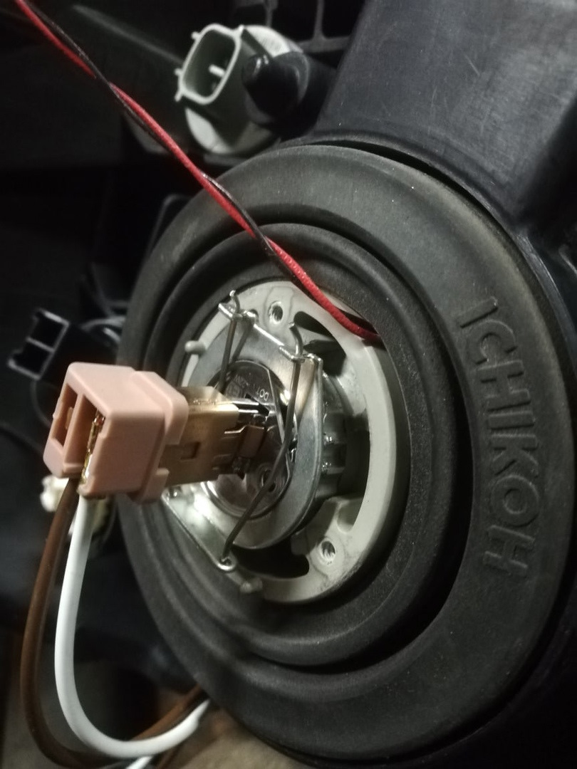 Установка линз в фары — Nissan Liberty, 2 л., 2002 года | тюнинг | DRIVE2