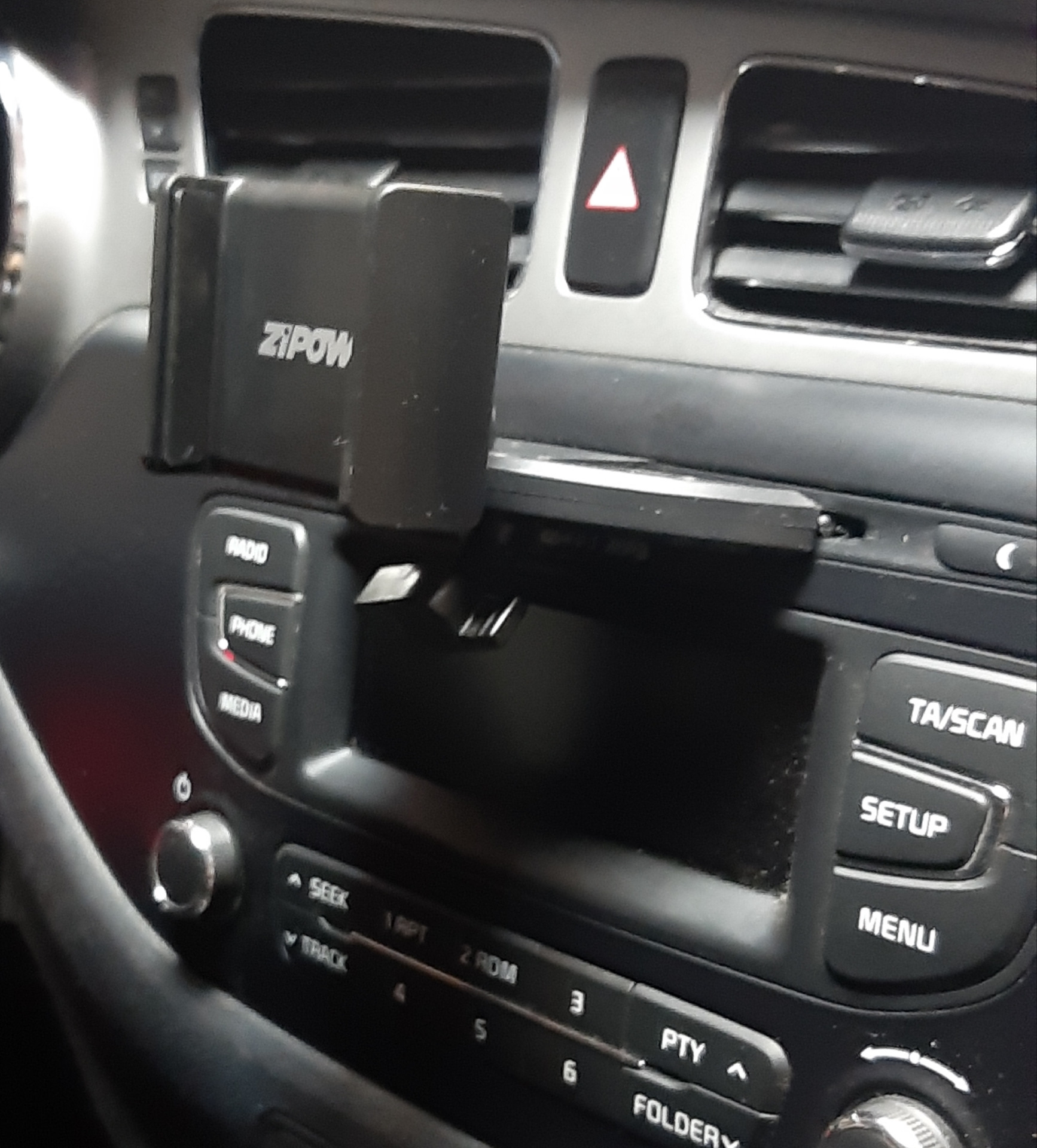 Свечи, держатель смартфона в CD-слот, предохранители — KIA Ceed (2G), 1 ...