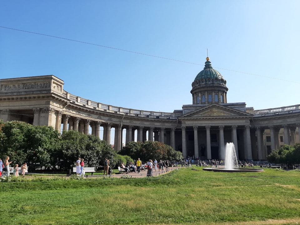 Сквер у Казанского собора в Санкт Петербурге