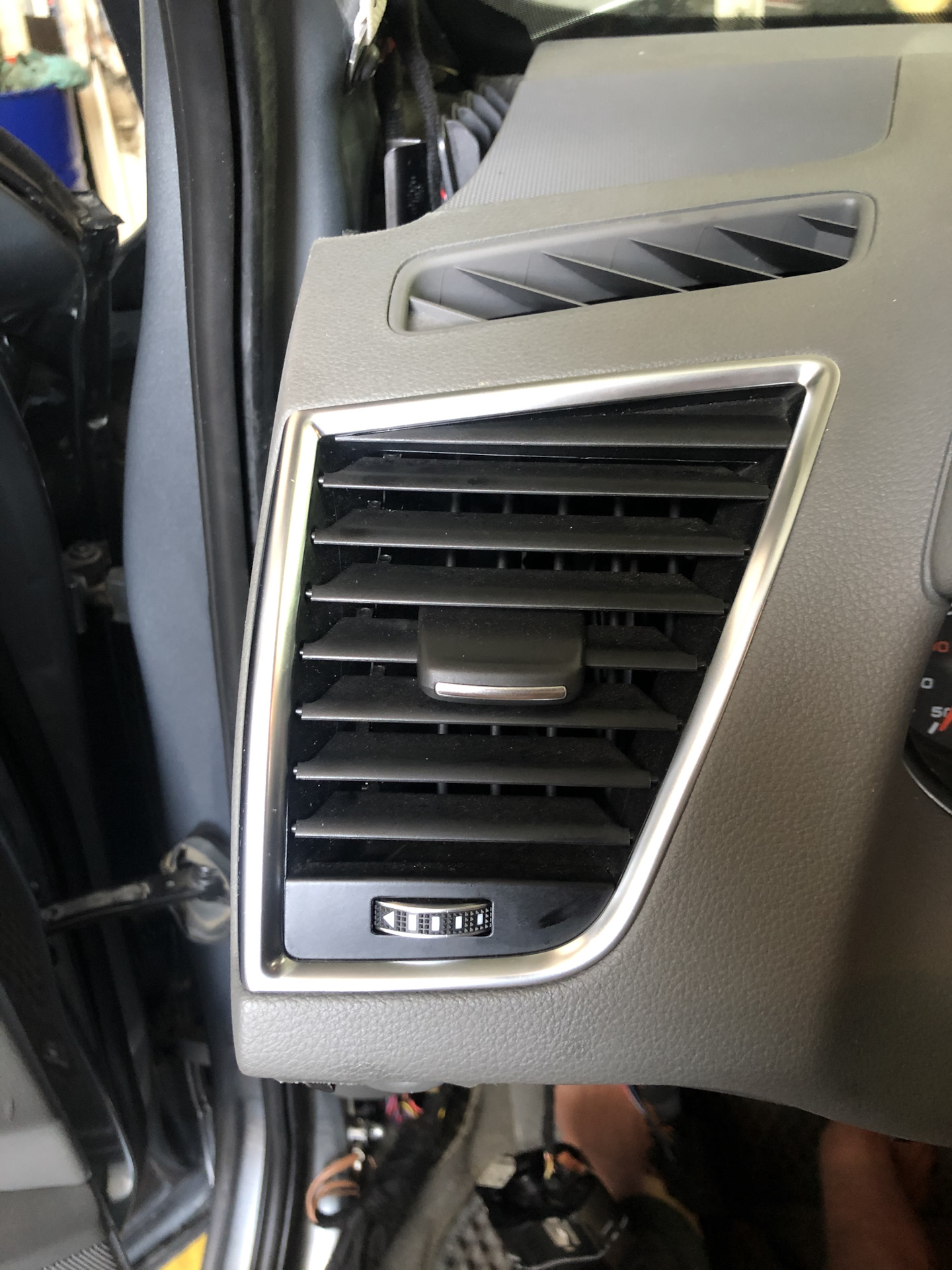 Дефлектор в торпеду — Audi Q5 (1G), 2 л, 2010 года | электроника | DRIVE2