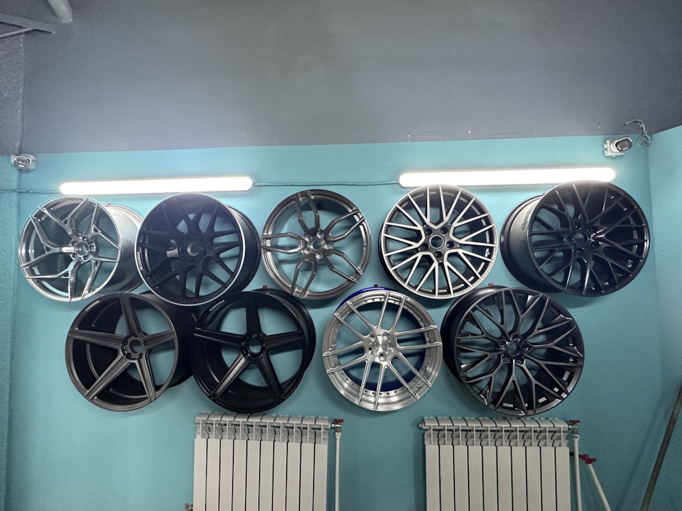 Диски в два цвета. Цвета дисков на авто. Диски в два цвета. Порошковая краска диски r20. Крашеные диски.