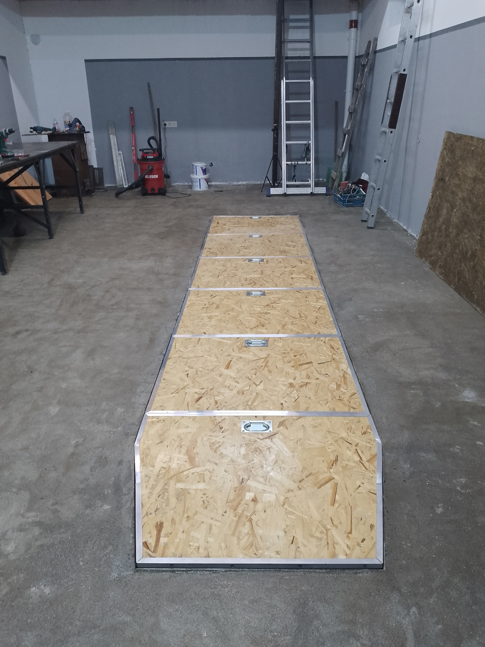 Вот окончательный продукт моего творчества. 6 щитов. — Ford Transit (3G)