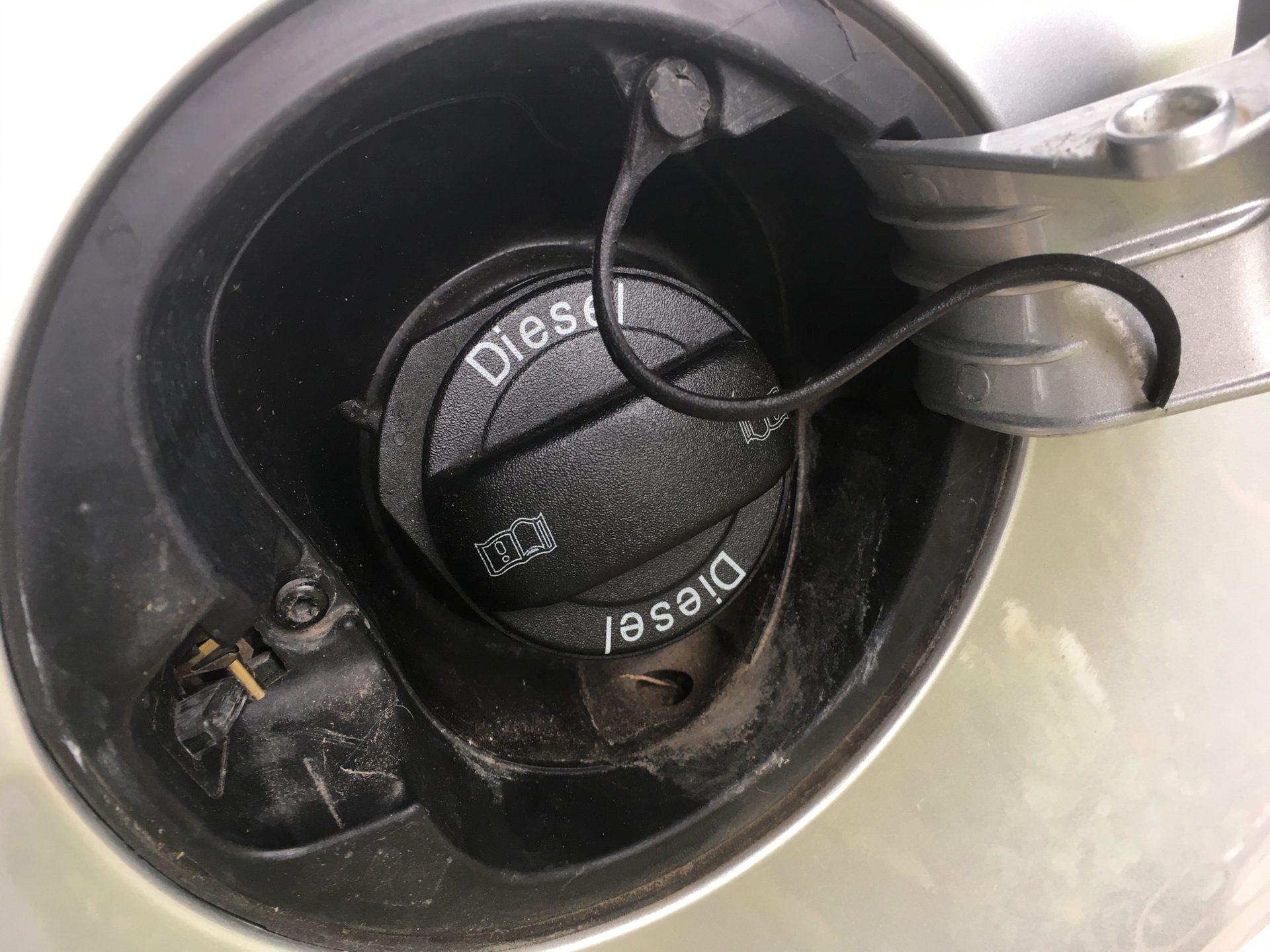 Трос крышки топливного бака — Volkswagen Passat Variant (B6), 1,9 л ...