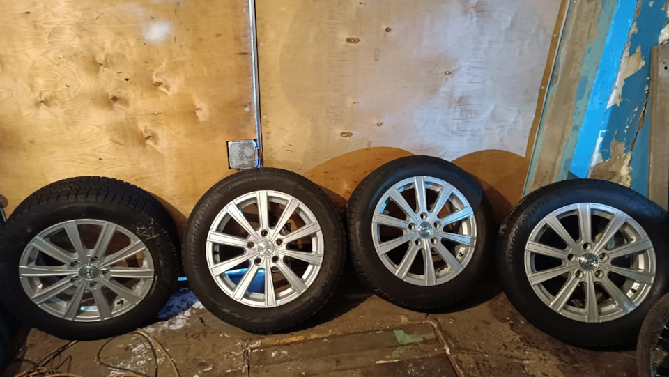 Шины зимние нешипованные Bridgestone 205/55 R16, литые диски 6,5Jx16 ...