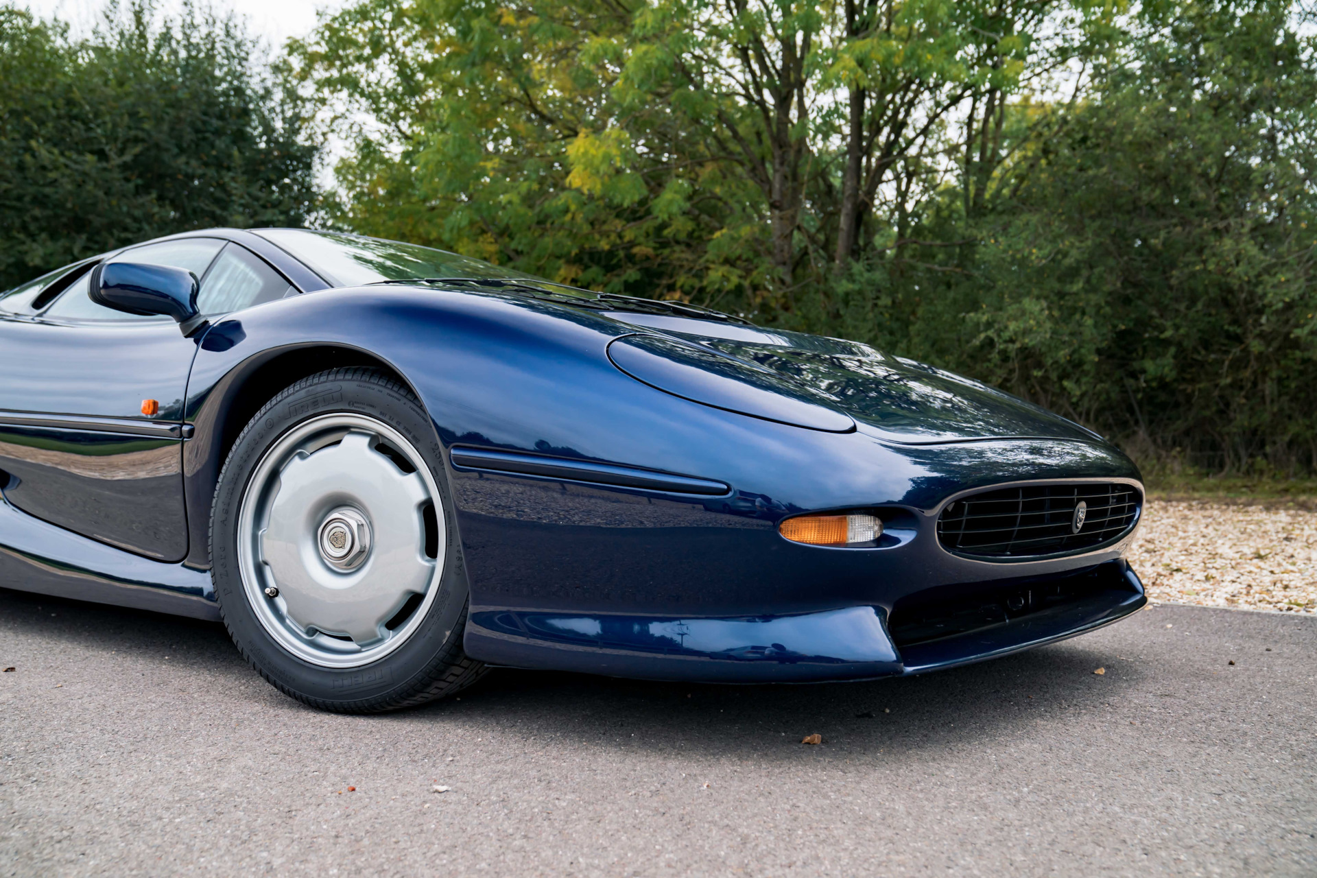 Ягуар xj220