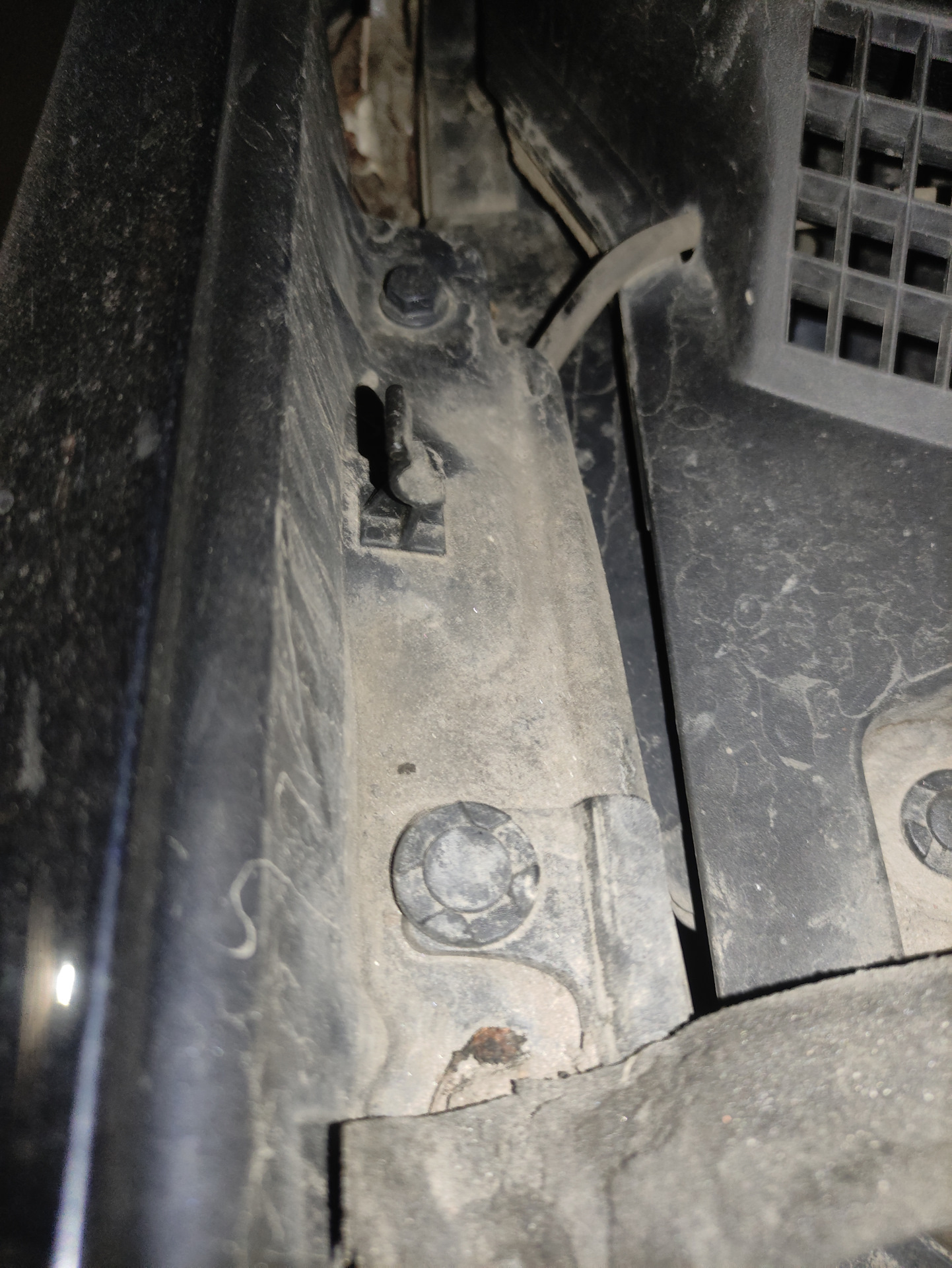 Фиксатор упора капота — Nissan Qashqai (1G), 1,6 л, 2012 года ...