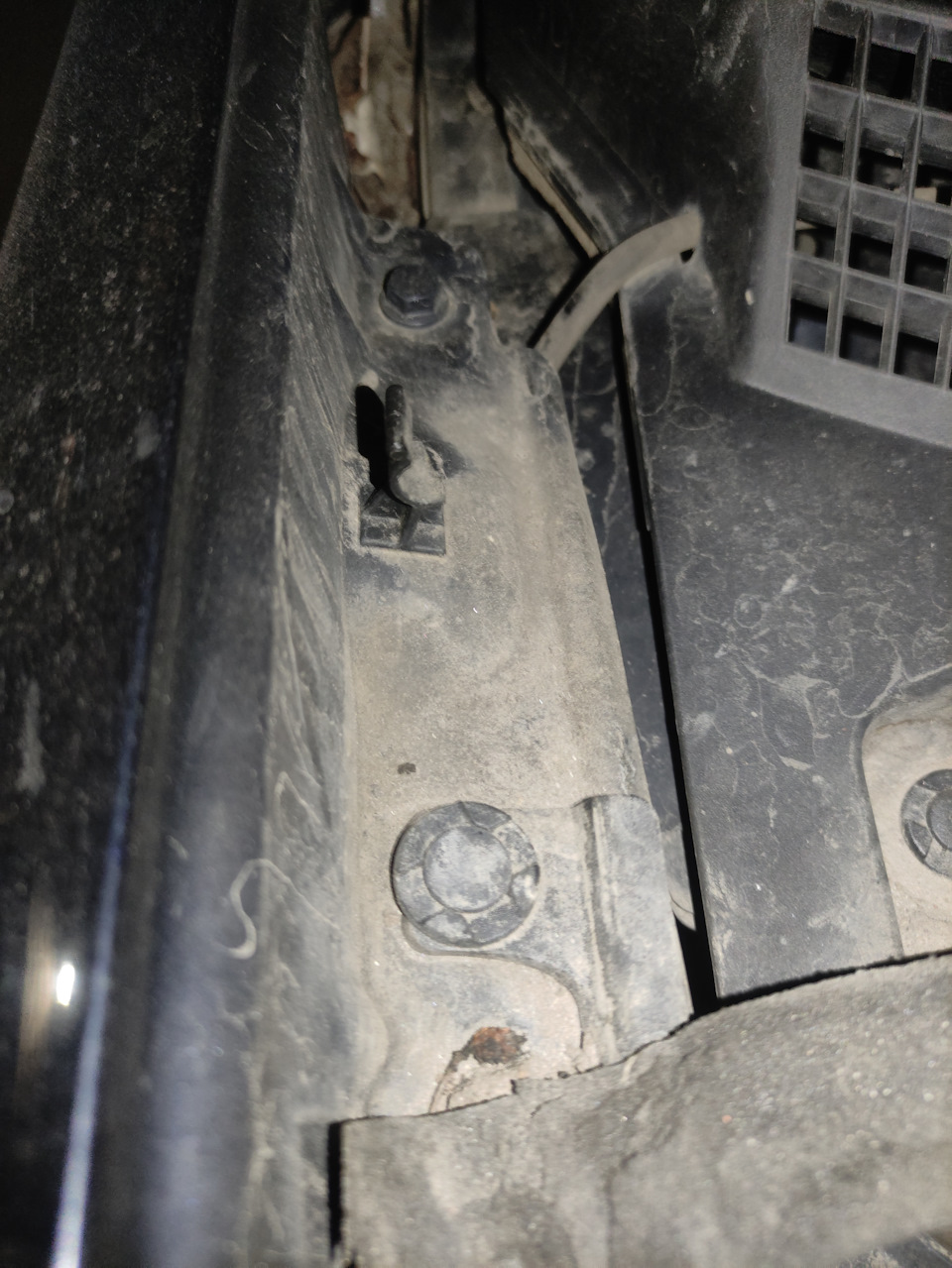 Фиксатор упора капота — Nissan Qashqai (1G), 1,6 л, 2012 года ...