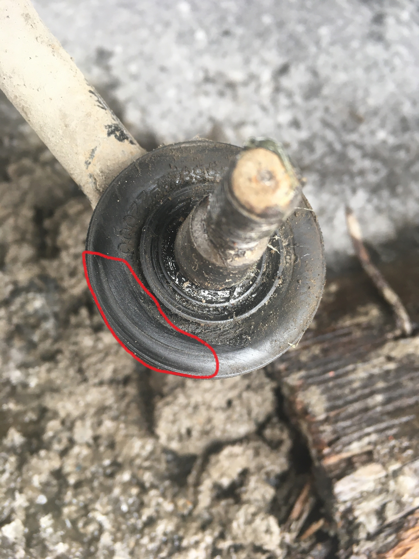 Замененный пыльник наконечника рулевой тяги. — Hyundai Solaris (1G), 1 ...