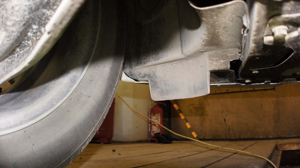 Стоковый левый щиток, вид сзади с ямы. — Lada Vesta SW (1G)