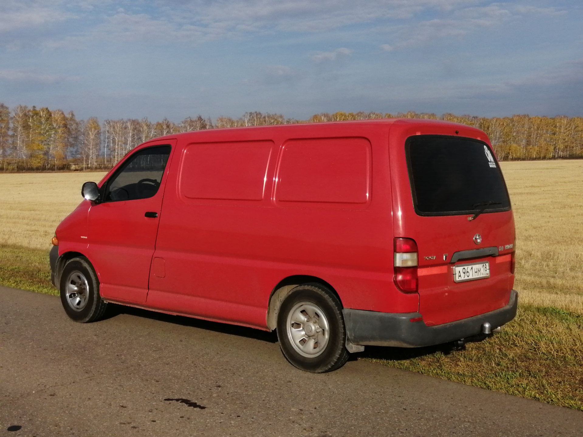 Toyota hiace 100. Тойота Хайс н100. Toyota Hiace 2.4 2000. Путешествия на Тойота Hiace h100. Hiace красный.