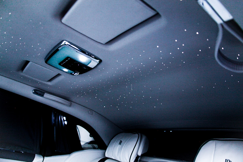 Автомобиль открытые двери rolls royce