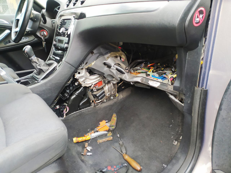 Замена вентиллятора отопителя (печки) - Ford S-Max (1G), 2,5 л, 2008 года поломк