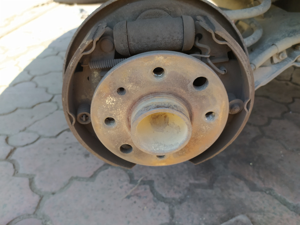 Замена задних колодок — Daewoo Lanos, 1,6 л, 2003 года | визит на ...