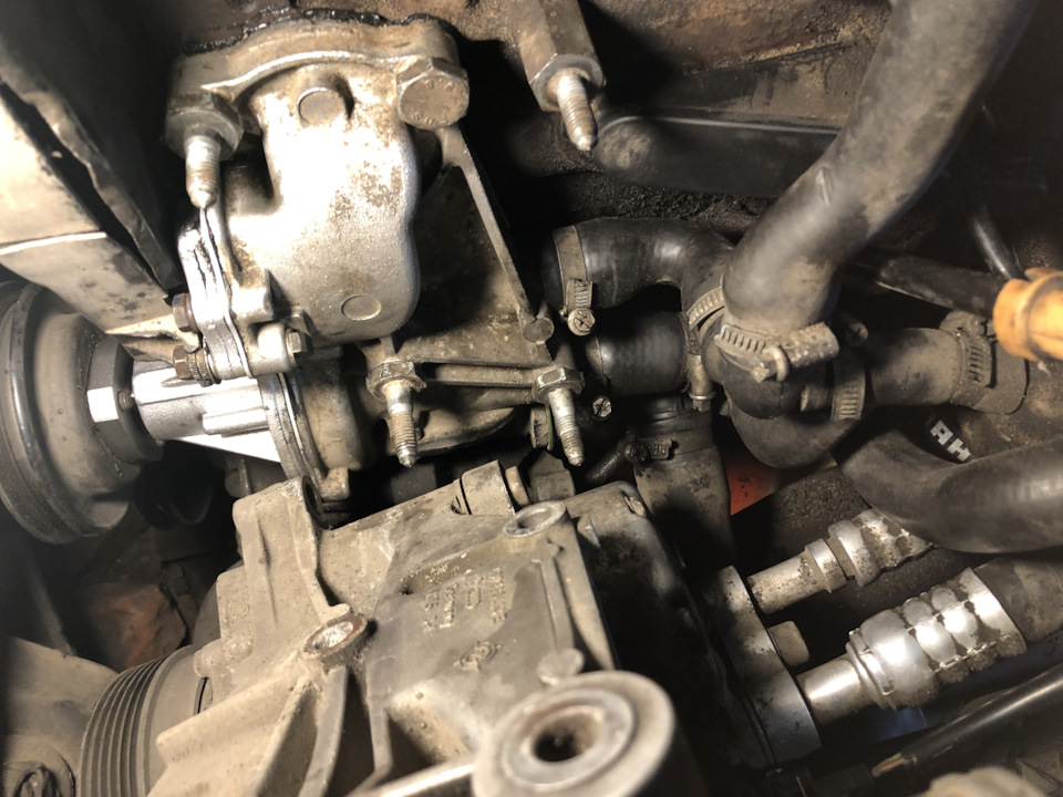 Одеваем и зажимаем хомутами патрубки — Volkswagen Golf GTI Mk3