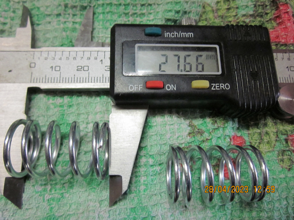 Длина пружины из ГАЗ-овского ремкомплекта. Пружины применялись при притирке клапанов — Lada Vesta SW (1G)