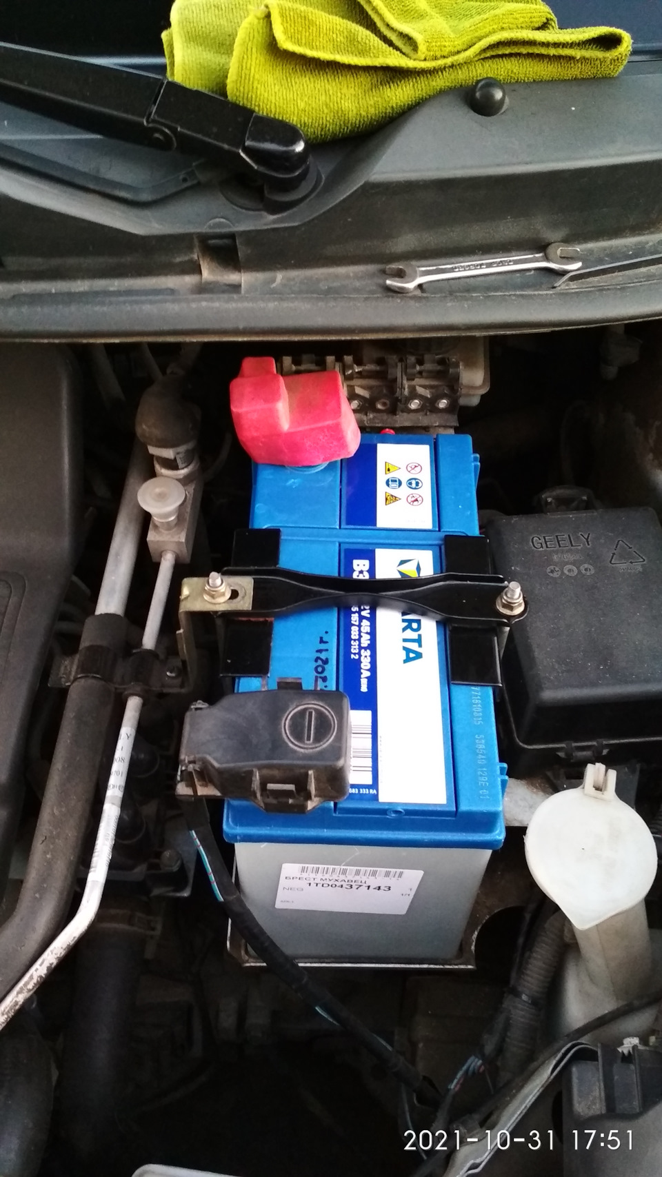 Новый аккумулятор VARTA 45 Ah 330A. Часть 2. Установка — Geely LC, 1,3 ...