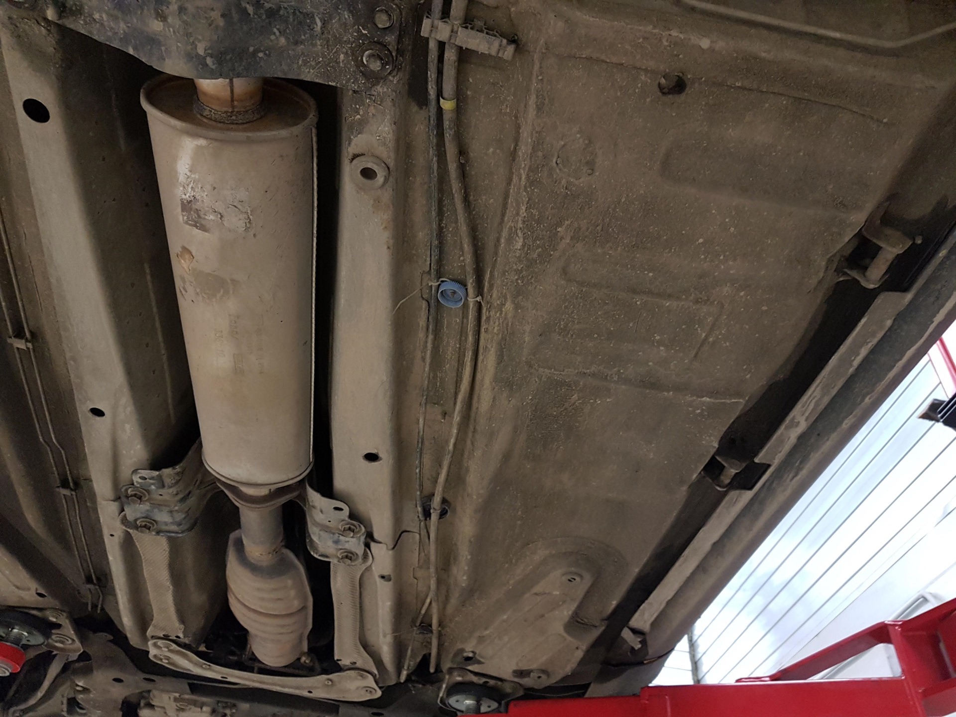 Защита топливопровода — Volvo XC70 II, 2,4 л, 2001 года | своими руками ...