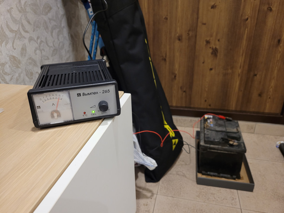 Акб 24в 190. Как зарядить 2 аккумулятора автомобиля. Как зарядить 2 аккумулятора автомобиля. Прикурить ленд крузер 200. Зарядка акб автомобиля.