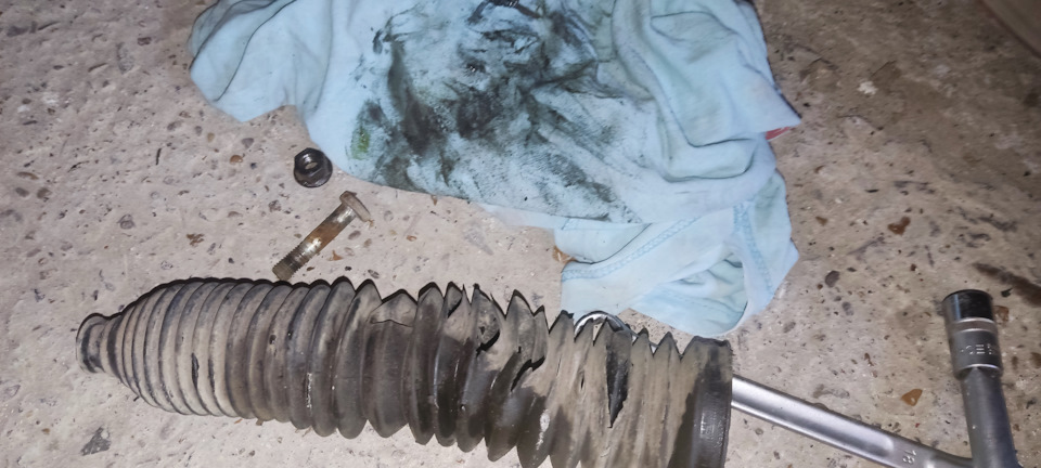 Замена пыльника рулевой рейки с правой стороны — Audi A4 (B5), 1,8 л ...