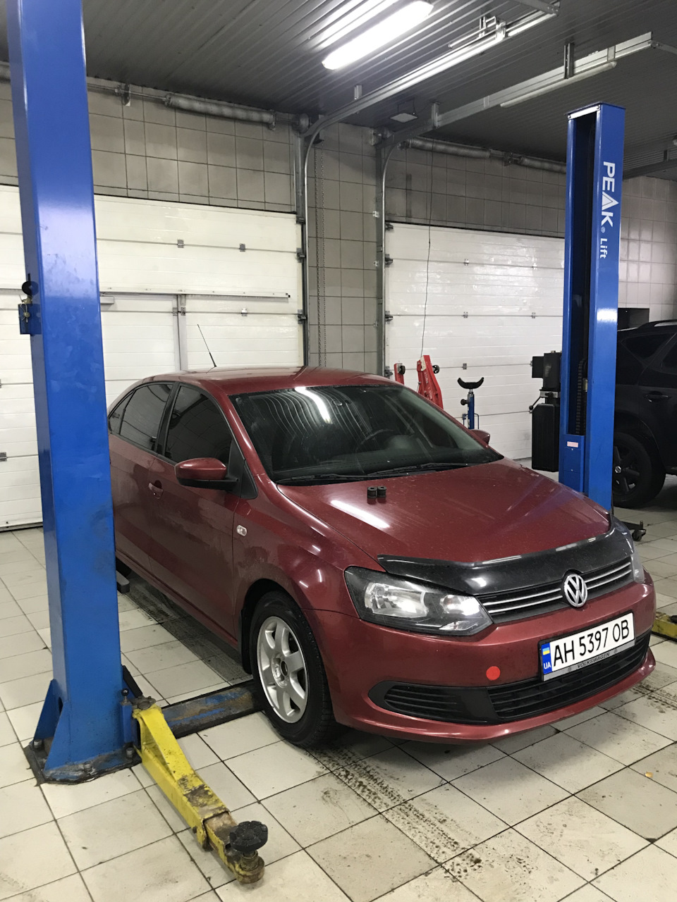 Замена втулок стабилизатора — Volkswagen Polo Sedan, 1,6 л, 2011 года ...