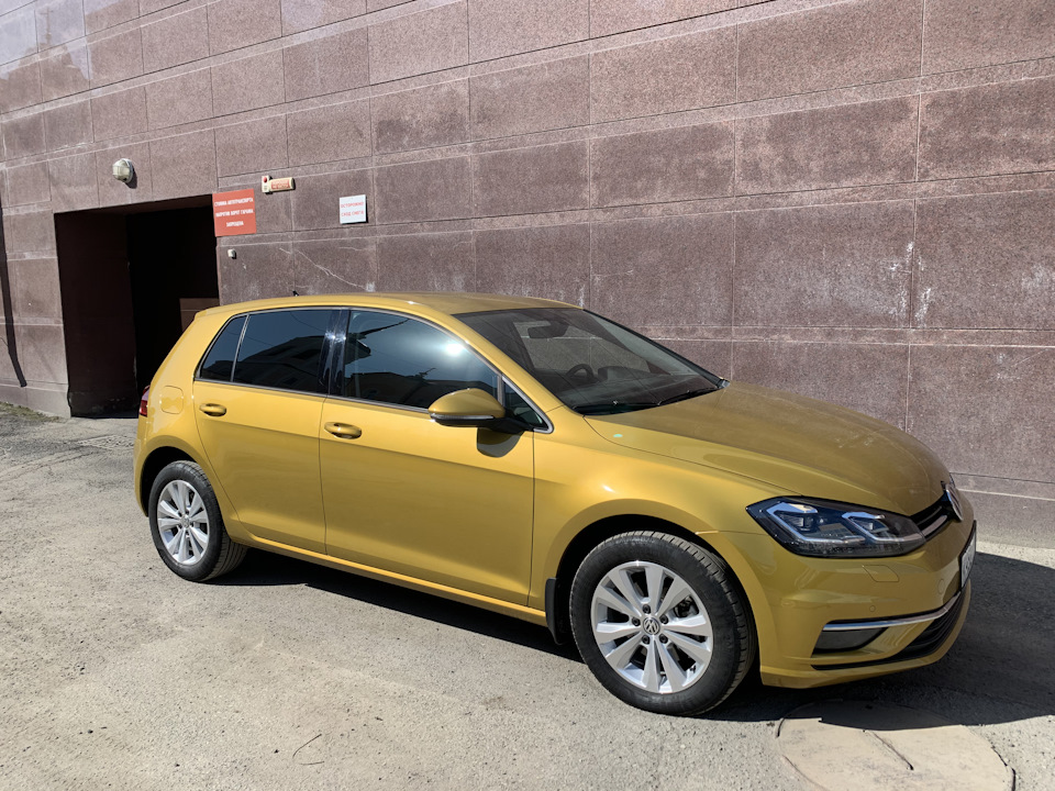 Volkswagen Golf 2020 Yellow