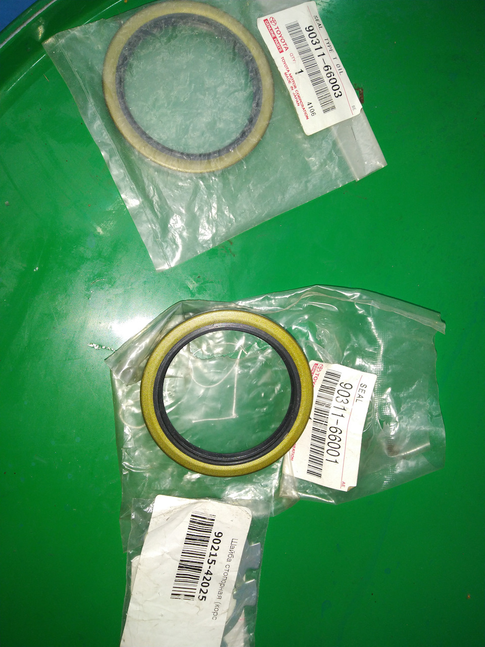 запчасти использовал эти. номера на сальниках разные, но сами они абсолютно одинаковы — Toyota Hilux Surf (2G). Запчасти на фото: 9031166003, 9031166001, 9021542025