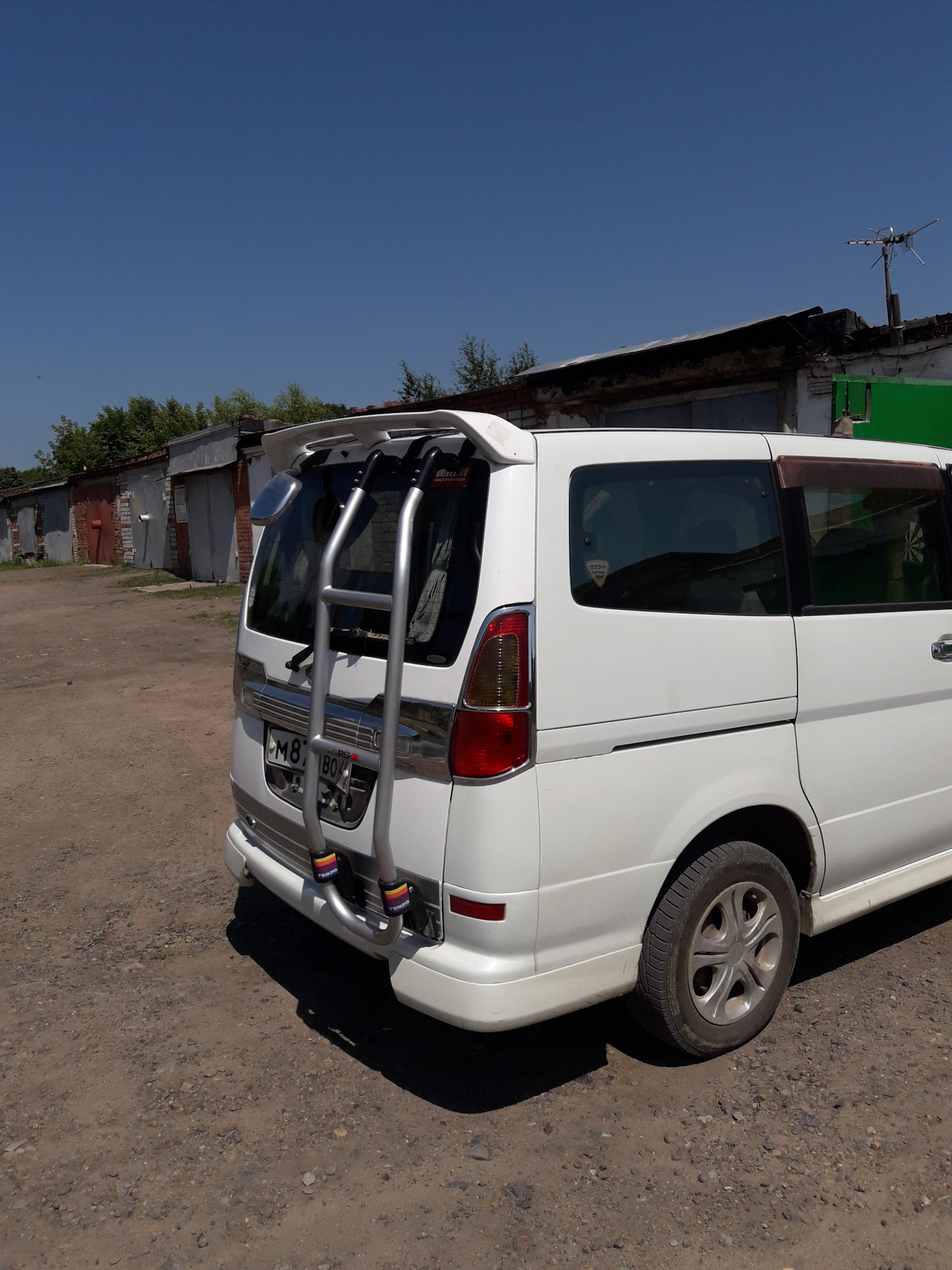 Nissan serena 25 кузов. Серена с24. Ниссан Серена с24. Лестница на Ниссан Серена. Рейлинги Ниссан Серена с24.