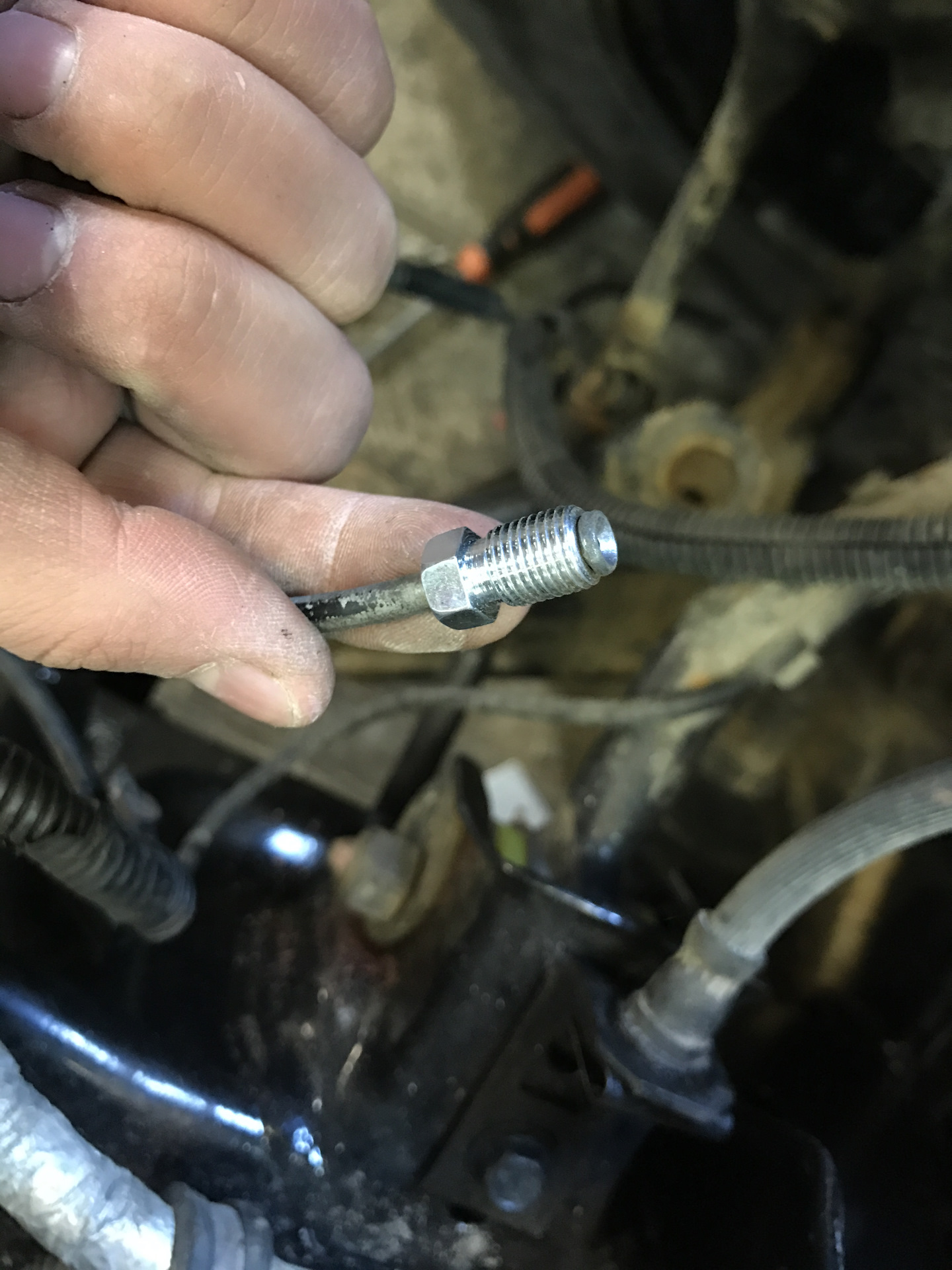 Замена тормозных шлангов на армированные Тахо 410 — DRIVE2