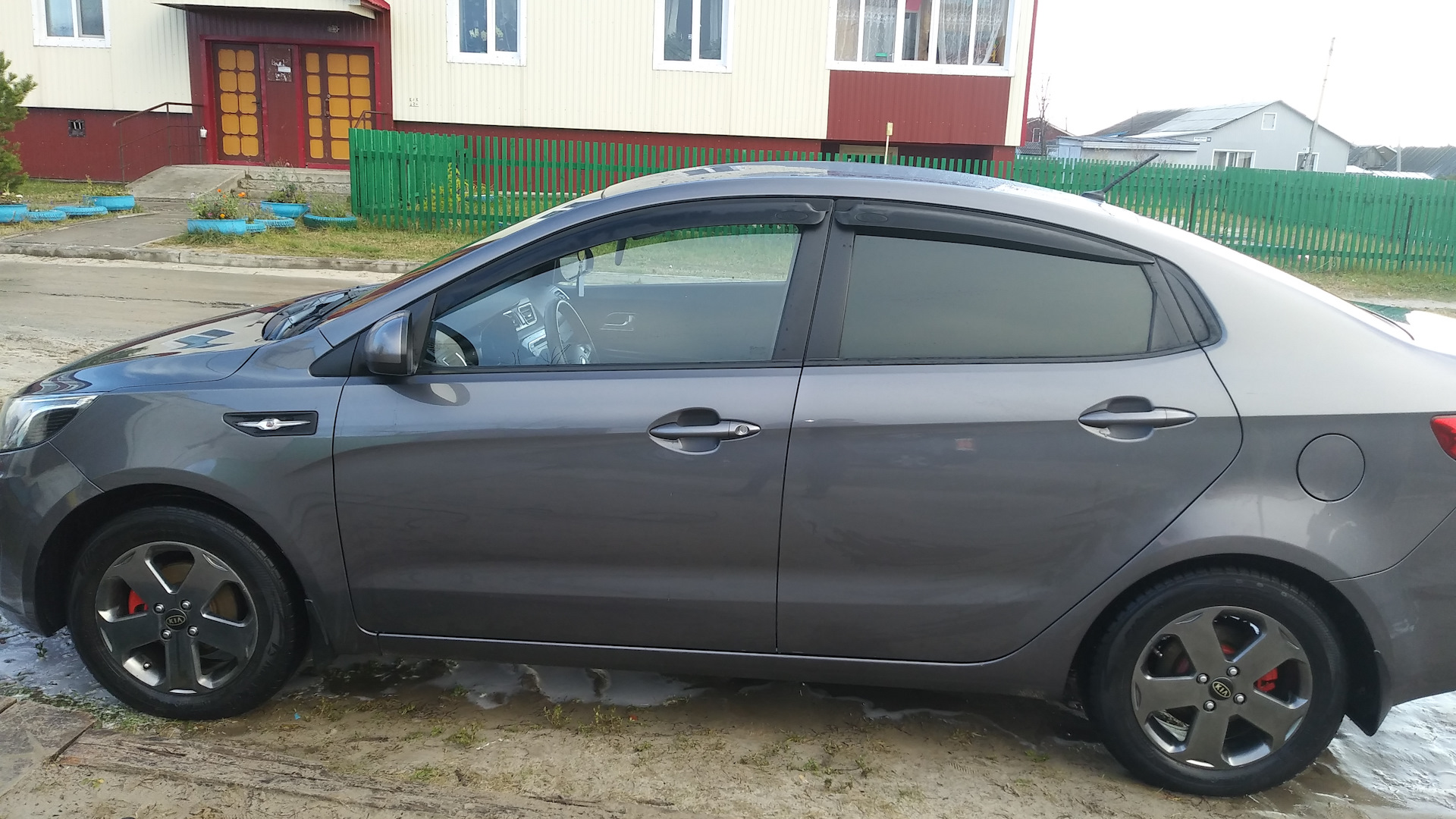 Рио сера. Киа Рио серая. Киа Рио 2012 хэтчбек серая. Диски черные на Kia Rio серой. Серая Рио 4 поколения на белых дисках.