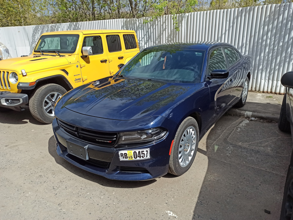 Вот он на парковке. Чистенький и наполированный! — Dodge Charger (7G)